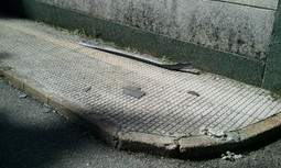 Los guardias civiles de Pola de Gordón (León) entre cascotes del tejado de la casa cuartel