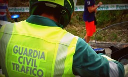 Los guardias civiles de Tráfico inician desde hoy una campaña de concienciación de seguridad vial entre los conductores