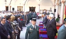 Un guardia civil investigado por corrupción recibe una medalla y cariño público de la plana mayor