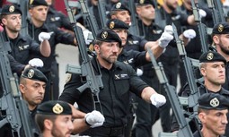 Los GRS de Madrid, dedicados a ensayar un desfile en plena crisis migratoria en Ceuta