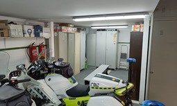 Los Guardias Civiles de Tráfico destinados en Barbastro tienen que cambiarse de uniformidad en el garaje de las motos