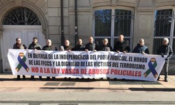 AUGC, presente en Vitoria en la concentración de rechazo a la ley vasca de reconocimiento de las víctimas de la violencia policial