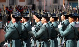 El desfile de las Fuerzas Armadas vuelve a doblar su presupuesto mientras las casas cuartel se caen a pedazos