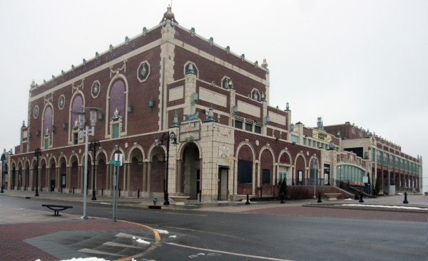 Paramount and Convention Hall Asbury \Park.jpg Paramount Theatre, Asbury Park, NJ