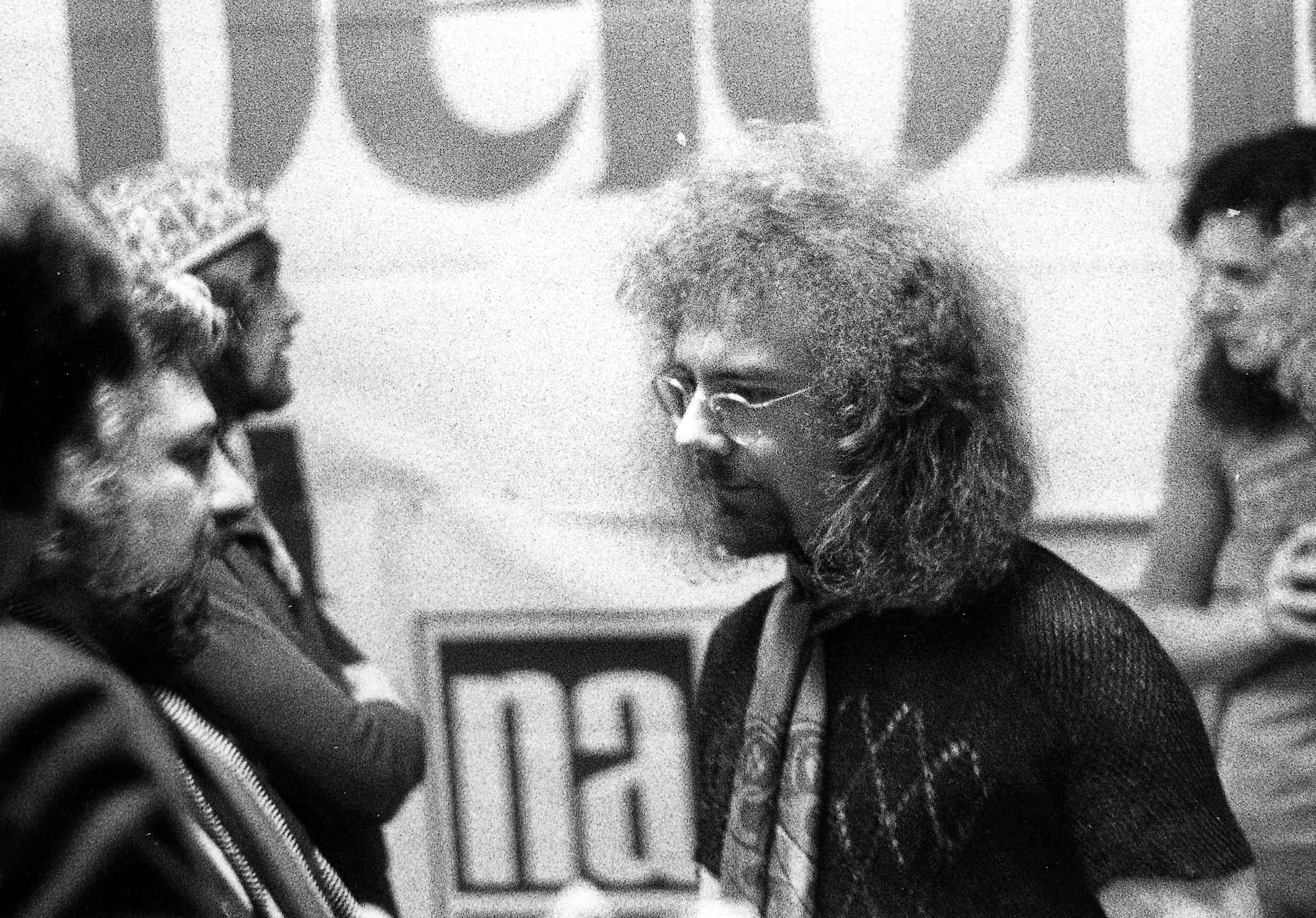 Dee speaks to Robert.jpg Dee speaks to Robert