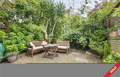 Lovely flat with own entrance and superb garden. 
