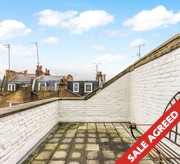 A beautifully proportioned flat with roof terrace