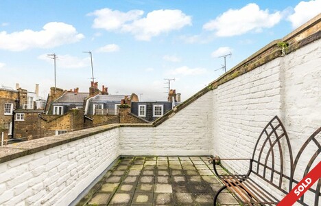 A beautifully proportioned flat with roof terrace