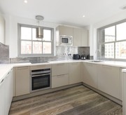 Spacious 3 bedroom top floor apartment