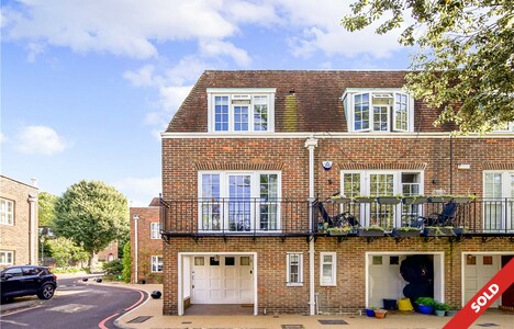 Abbotsbury Close, Holland Park W14, 3 bedroom 2 bathroom Town House, off street parking