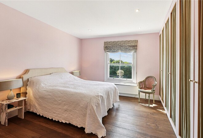 Holland Park Avenue W11, 2 bedrooms Large Roof Terrace