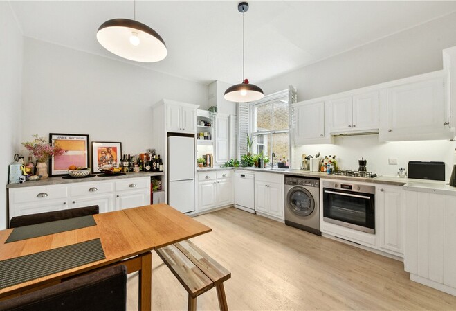 2 Bedroom Flat, Earl's Court Square, SW5